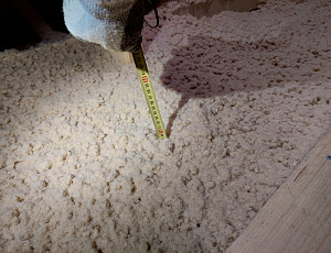 Zateplení stropu dřevostavby pomocí dřevovláknité foukané izolace